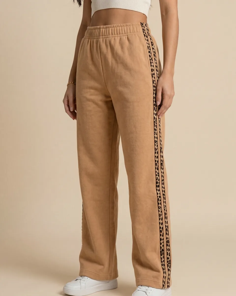 Pantalón Akira camel de frente, de la cintura a los tenis