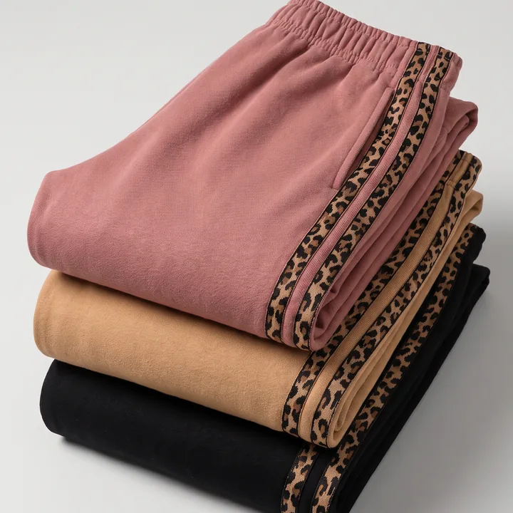 Tres Pantalón Akira doblados: palo de rosa, camel y negro