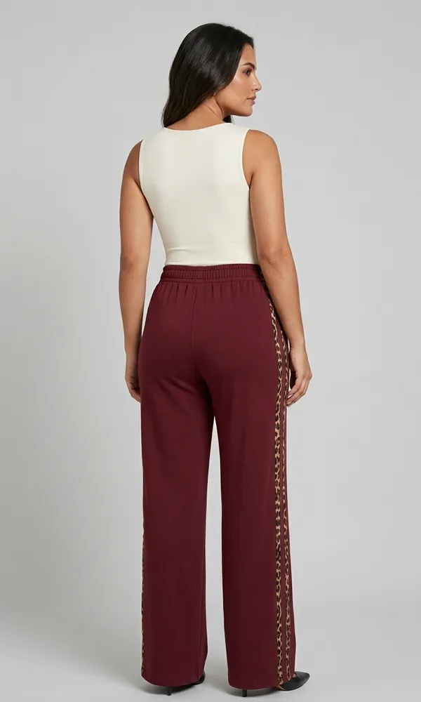 Pantalón Akira vinotinto visto de espalda