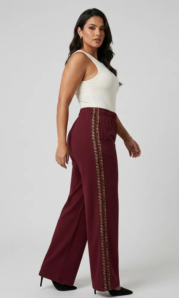 Pantalón Akira vinotinto en una mujer de curvas, de frente